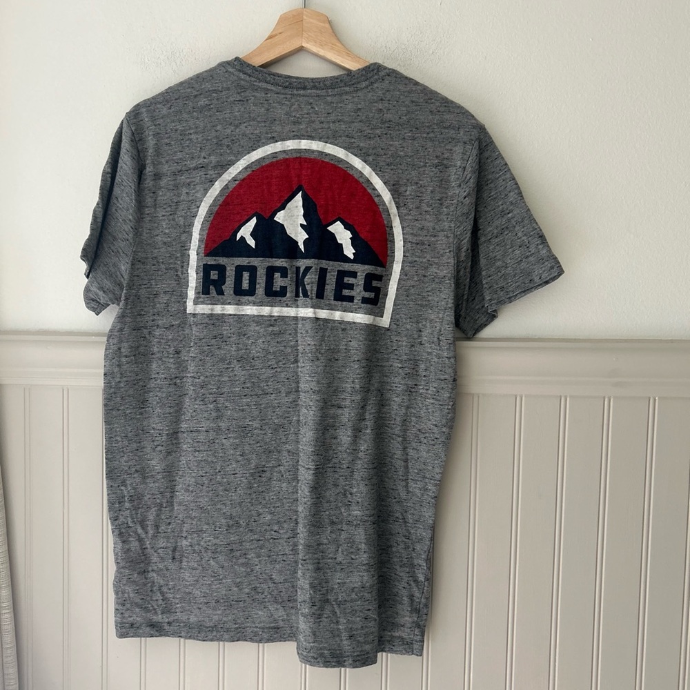 Old Navy Medium Gray T-Shirt with Mountain Rockies Tee